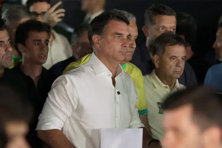 Migraciones confirmó que Flávio Bolsonaro partió desde Argentina hacia Ecuador