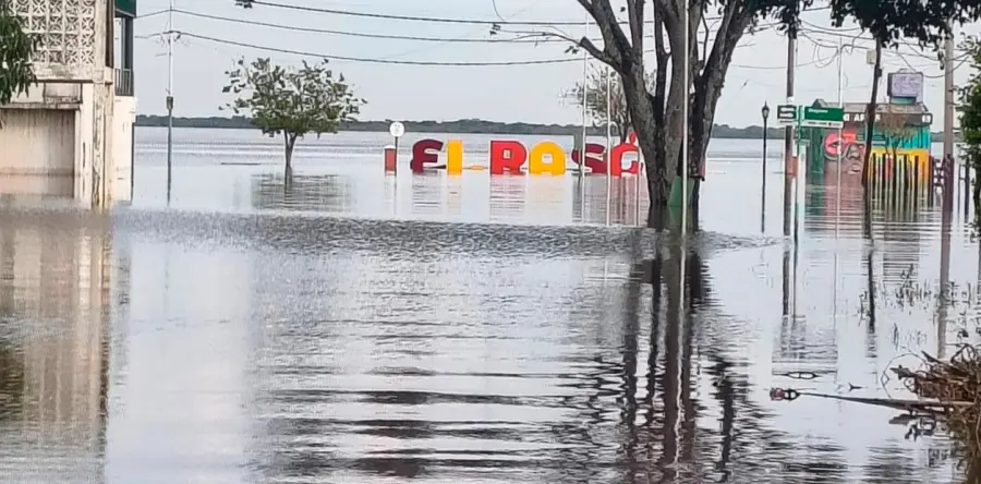 Creciente del r&iacute;o Paran&aacute; en Paso de la Patria (foto Clar&iacute;n)
