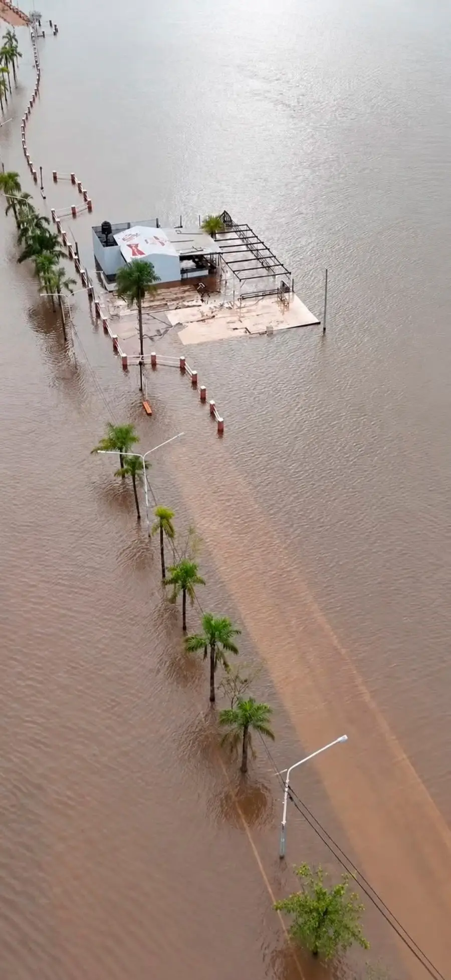 Creciente del r&iacute;o Paran&aacute; en Paso de la Patria (foto Clar&iacute;n)
