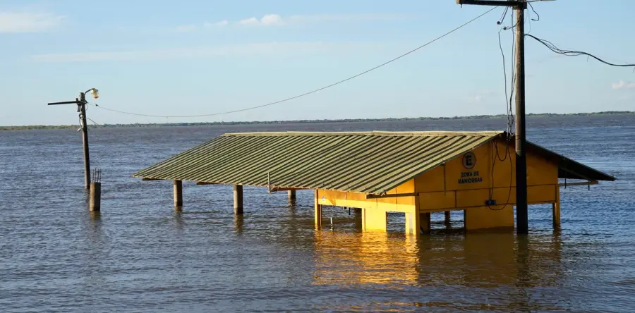 Creciente del r&iacute;o Paran&aacute; en Paso de la Patria (foto Clar&iacute;n)