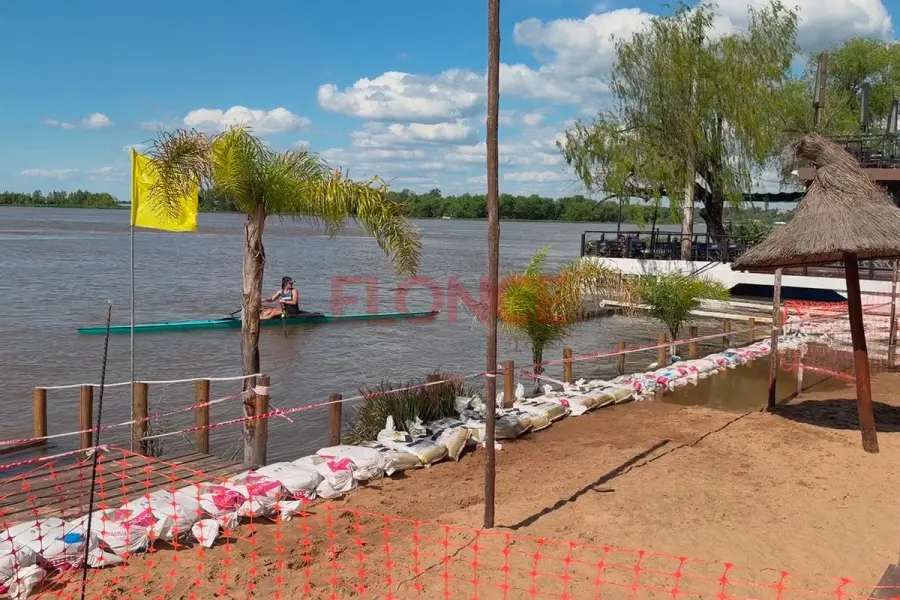 Colocaron bolsas de arena y cintas de se&ntilde;alizaci&oacute;n en las playas del Rowing (foto Elonce)