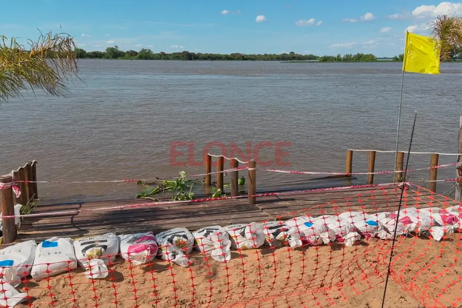Colocaron bolsas de arena y cintas de se&ntilde;alizaci&oacute;n en las playas del Rowing (foto Elonce)