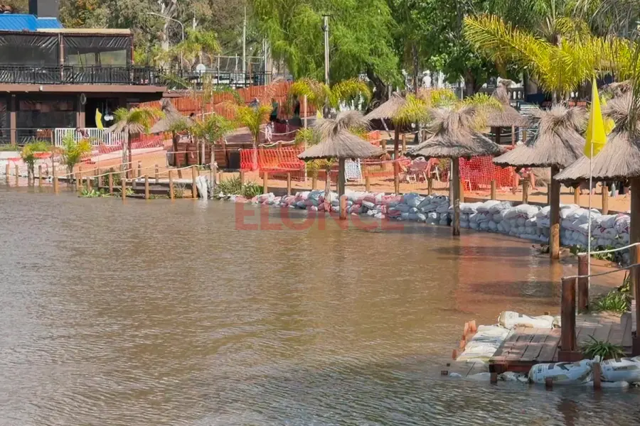 Colocaron bolsas de arena y cintas de se&ntilde;alizaci&oacute;n en las playas del Rowing (foto Elonce)