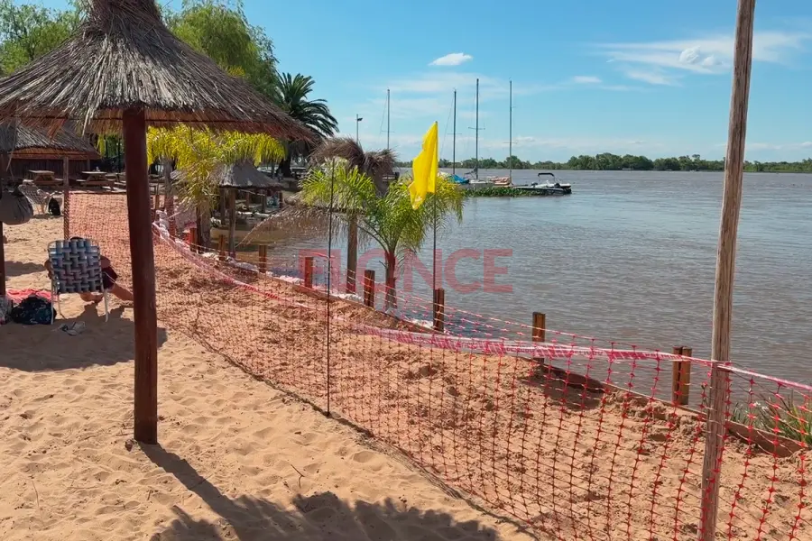 Colocaron bolsas de arena y cintas de se&ntilde;alizaci&oacute;n en las playas del Rowing (foto Elonce)