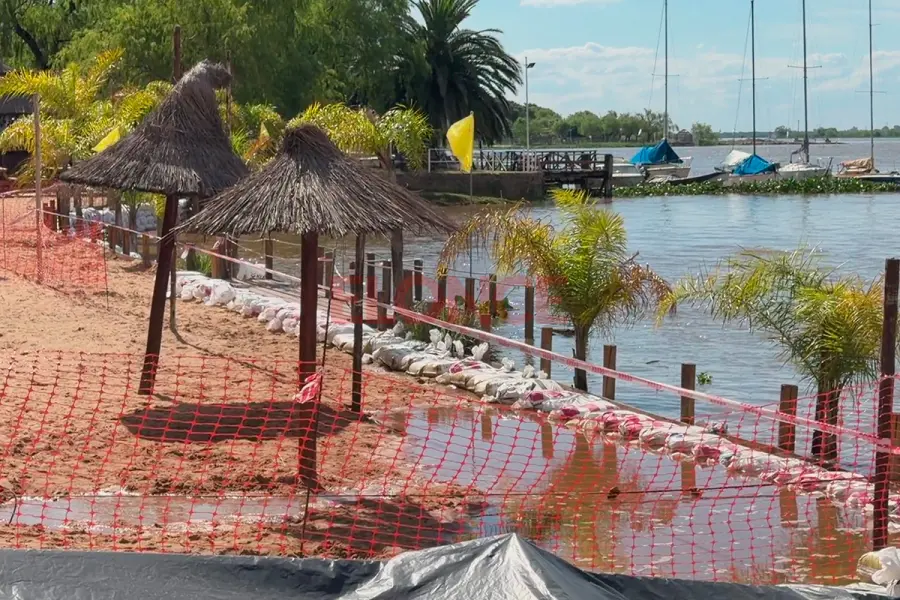 Colocaron bolsas de arena y cintas de se&ntilde;alizaci&oacute;n en las playas del Rowing (foto Elonce)