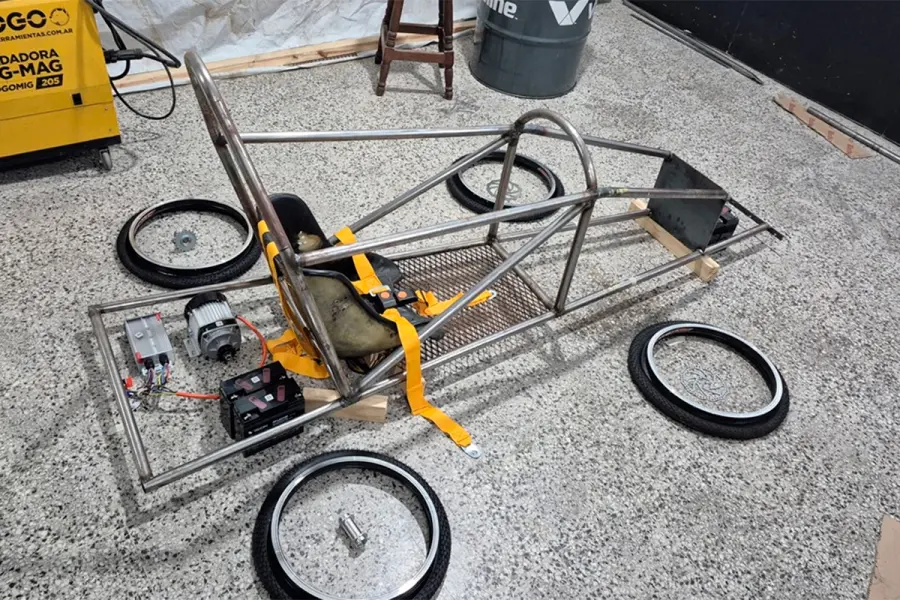 Estudiantes de Crespo construyeron un auto el&eacute;ctrico (foto FM Estaci&oacute;n Plus Crespo)