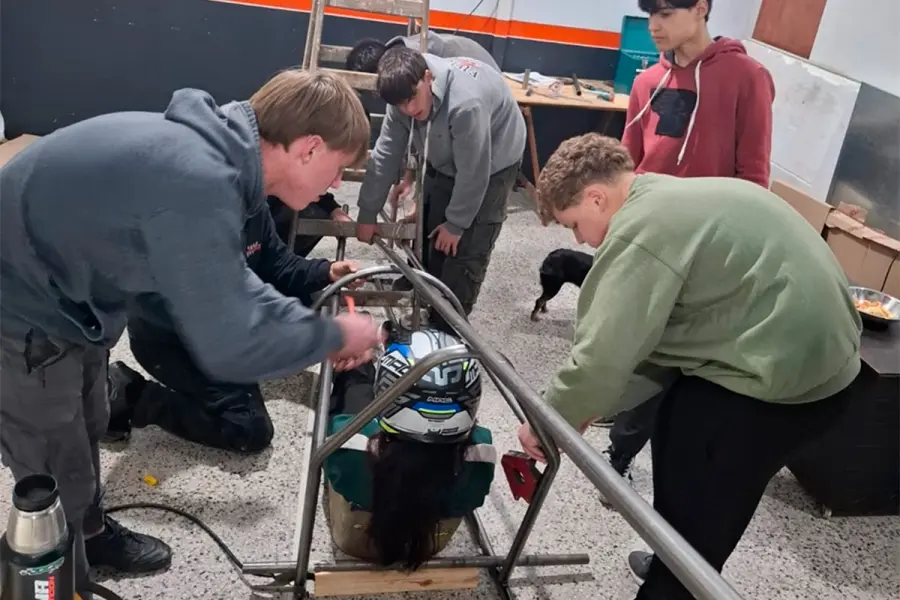 Estudiantes de Crespo construyeron un auto el&eacute;ctrico (foto FM Estaci&oacute;n Plus Crespo)