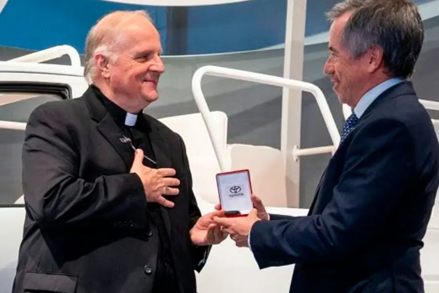 Gustavo Salinas, presidente de Toyota Argentina (derecha) y el monse&ntilde;or Michael Wallace Banach.