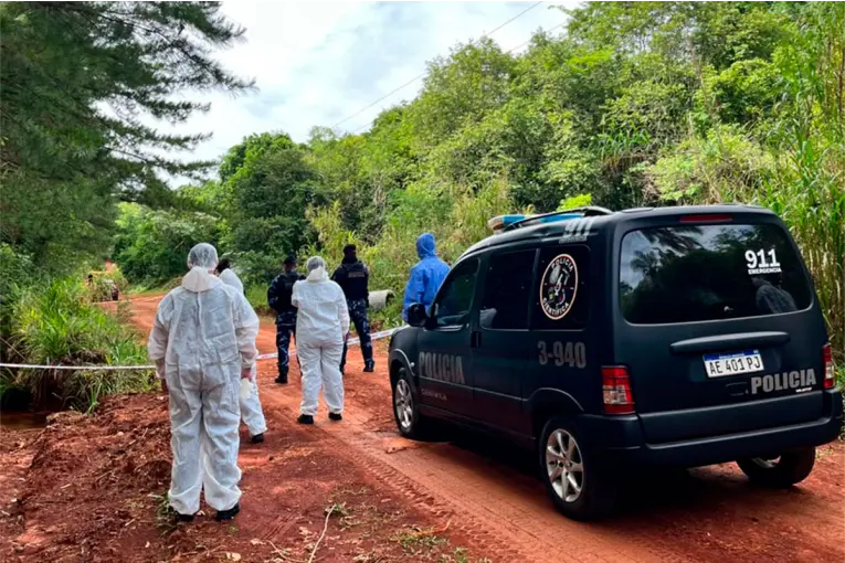 Conmoción en Misiones: hallaron a una pareja asesinada a puñaladas y a su hijo de 2 años ileso en un auto