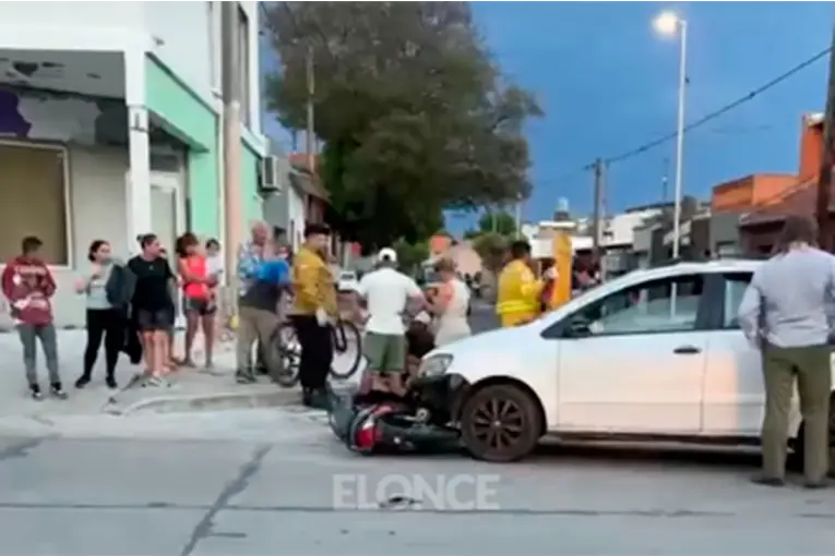 Chocaron una moto y un auto en Paraná: dos lesionados, entre ellos un menor de edad